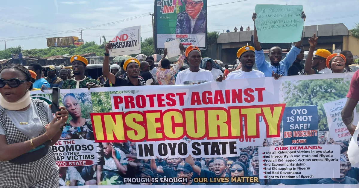 PHOTOS: Gridlock as protesters barricade popular Oyo roundabout