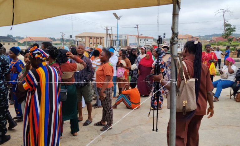 Osun Decides: ‘APC sharing money’ – Voters chase alleged vote buyers from polling units [VIDEO]